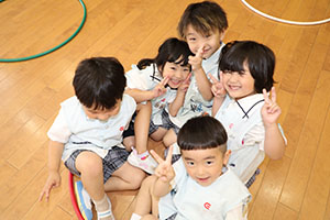 ホールでフラフープ遊び　ばら