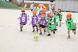 サッカー教室が開かれました　E