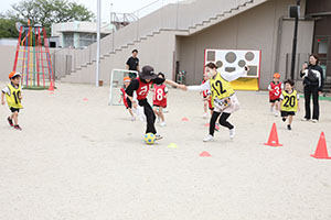 サッカー教室が開かれました　E