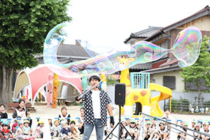 5月生まれのお誕生会　「シャボン玉ショー」　　年長・2歳児クラス