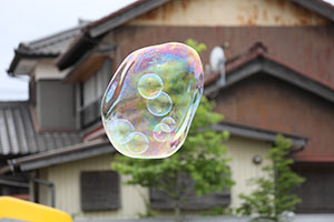 5月生まれのお誕生会　「シャボン玉ショー」　　年長・2歳児クラス