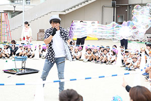 5月生まれのお誕生会　「シャボン玉ショー」　　年長・2歳児クラス