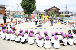 5月生まれのお誕生会　「シャボン玉ショー」　　年長・2歳児クラス
