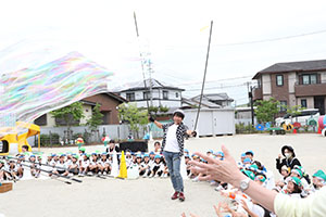 5月生まれのお誕生会　「シャボン玉ショー」　　年長・2歳児クラス