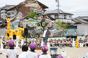 5月生まれのお誕生会　「シャボン玉ショー」　　年長・2歳児クラス