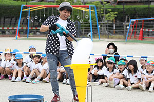 5月生まれのお誕生会　「シャボン玉ショー」　　年長・2歳児クラス