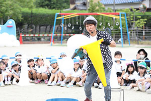 5月生まれのお誕生会　「シャボン玉ショー」　　年長・2歳児クラス
