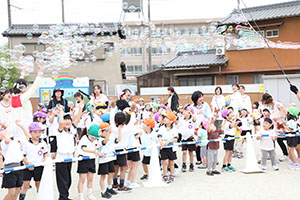 5月生まれのお誕生会　「シャボン玉ショー」　　年長・2歳児クラス