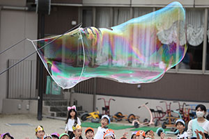 5月生まれのお誕生会　「シャボン玉ショー」　　年長・2歳児クラス