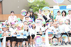 5月生まれのお誕生会　「シャボン玉ショー」　　年長・2歳児クラス