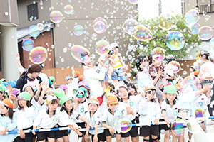 5月生まれのお誕生会　「シャボン玉ショー」　　年長・2歳児クラス