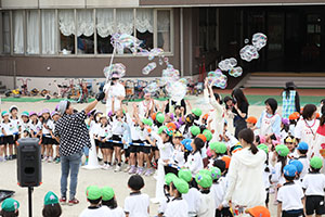 5月生まれのお誕生会　「シャボン玉ショー」　　年長・2歳児クラス