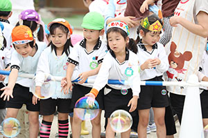 5月生まれのお誕生会　「シャボン玉ショー」　　年長・2歳児クラス