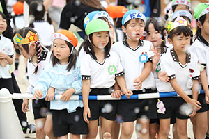 5月生まれのお誕生会　「シャボン玉ショー」　　年長・2歳児クラス