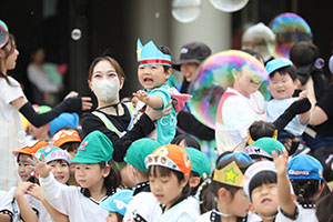5月生まれのお誕生会　「シャボン玉ショー」　　年長・2歳児クラス
