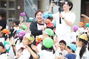 5月生まれのお誕生会　「シャボン玉ショー」　　年長・2歳児クラス