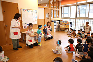 5月生まれのお誕生会　「シャボン玉ショー」　　年長・2歳児クラス