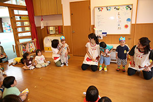 5月生まれのお誕生会　「シャボン玉ショー」　　年長・2歳児クラス