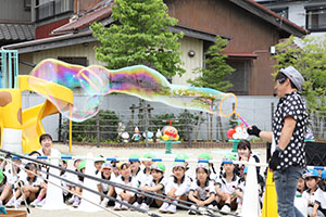 5月生まれのお誕生会　「シャボン玉ショー」　　年長・2歳児クラス