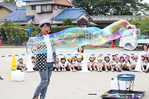5月生まれのお誕生会　「シャボン玉ショー」　　年中