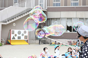 5月生まれのお誕生会　「シャボン玉ショー」　　年中