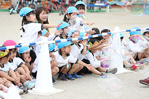 5月生まれのお誕生会　「シャボン玉ショー」　　年中