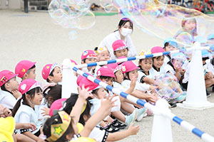 5月生まれのお誕生会　「シャボン玉ショー」　　年中