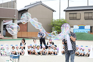5月生まれのお誕生会　「シャボン玉ショー」　　年中
