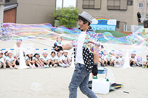 5月生まれのお誕生会　「シャボン玉ショー」　　年中