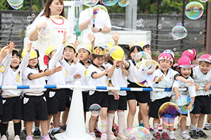 5月生まれのお誕生会　「シャボン玉ショー」　　年中