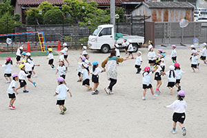 5月生まれのお誕生会　「シャボン玉ショー」　　年中