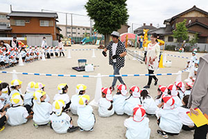 5月生まれのお誕生会　「シャボン玉ショー」　　年少