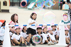 5月生まれのお誕生会　「シャボン玉ショー」　　年少