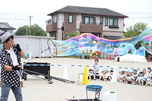 5月生まれのお誕生会　「シャボン玉ショー」　　年少