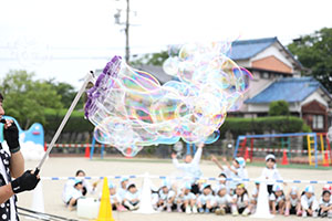 5月生まれのお誕生会　「シャボン玉ショー」　　年少