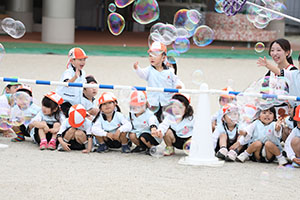 5月生まれのお誕生会　「シャボン玉ショー」　　年少