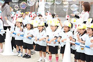 5月生まれのお誕生会　「シャボン玉ショー」　　年少
