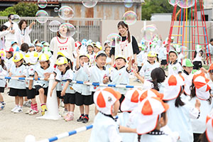 5月生まれのお誕生会　「シャボン玉ショー」　　年少