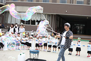 5月生まれのお誕生会　「シャボン玉ショー」　　年少