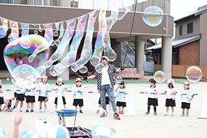 5月生まれのお誕生会　「シャボン玉ショー」　　年少