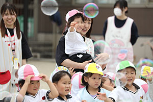 5月生まれのお誕生会　「シャボン玉ショー」　　年少
