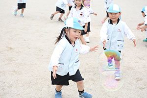 5月生まれのお誕生会　「シャボン玉ショー」　　年少
