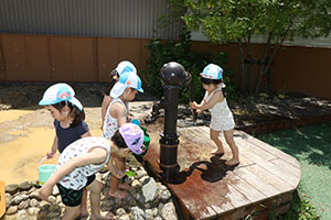 どろんこ遊びとシャボン玉に挑戦　こあら・すみれ