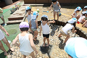 どろんこ遊びとシャボン玉に挑戦　こあら・すみれ