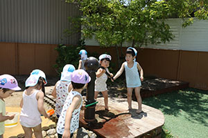 どろんこ遊びとシャボン玉に挑戦　こあら・すみれ