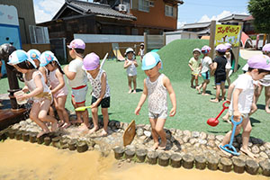 どろんこ遊びとシャボン玉に挑戦　こあら・すみれ