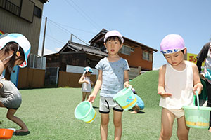 どろんこ遊びとシャボン玉に挑戦　こあら・すみれ