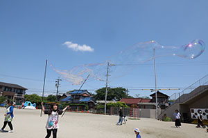 どろんこ遊びとシャボン玉に挑戦　こあら・すみれ