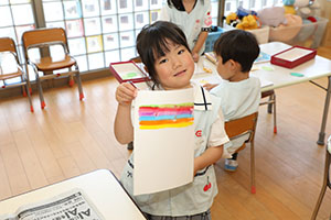 スタンプで虹の制作　ばら