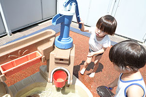 キッズガーデンで水遊び　ぺんぎん